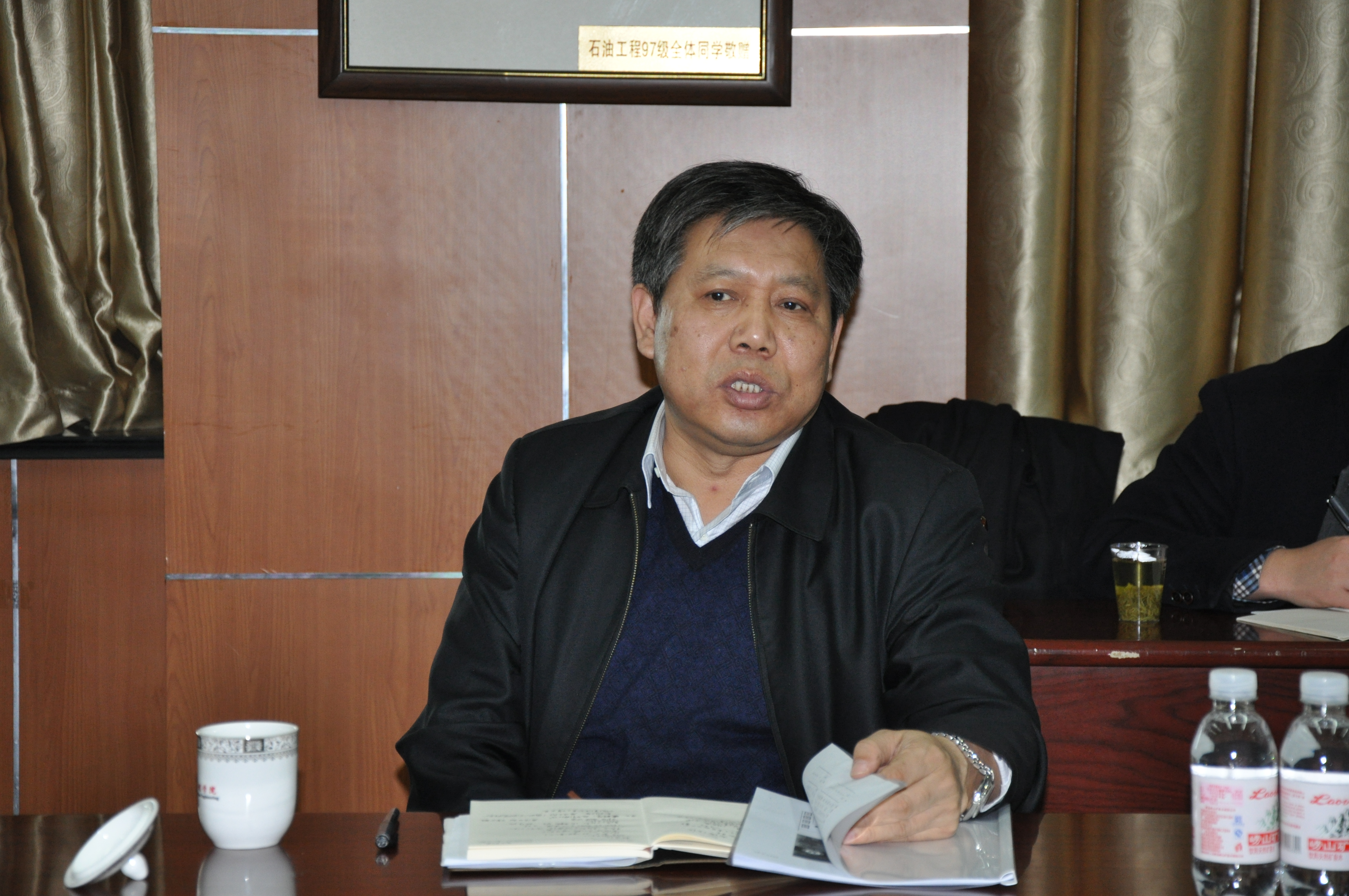 郝校长和参会教师亲切座谈 郝校长和参会教师亲切座谈